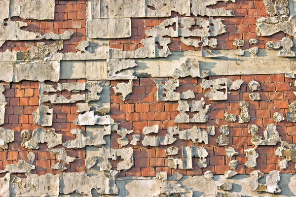 Abblätternde Fassadenziegelwand als Hintergrund — Stockfoto