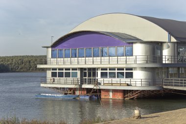 float Nehri yanındaki bina metal