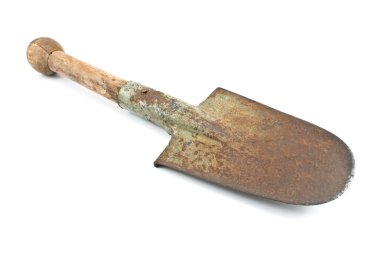 küçük rusty kürek üzerinde beyaz izole 