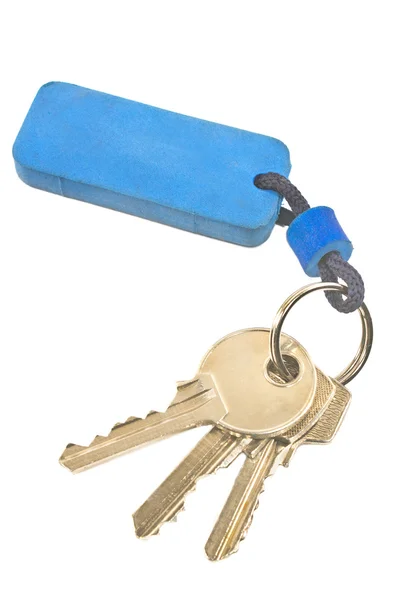 Ключі з синьою міткою ізольовані на білому — стокове фото