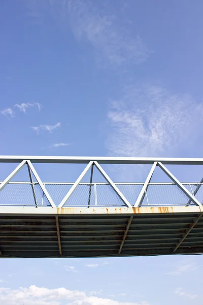 Ponte pedestre sobre o céu azul — Fotografia de Stock