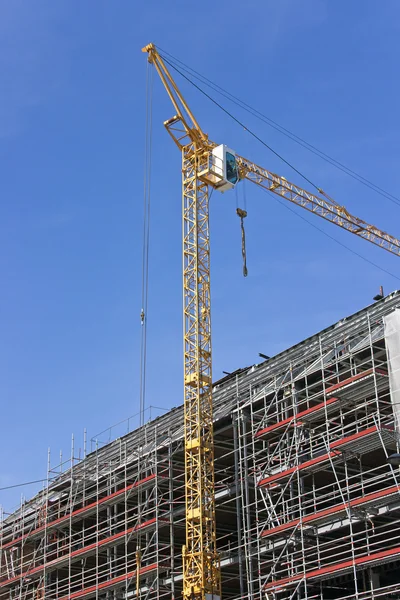 Construction site with cranes against blue sky — Stock Photo, Image