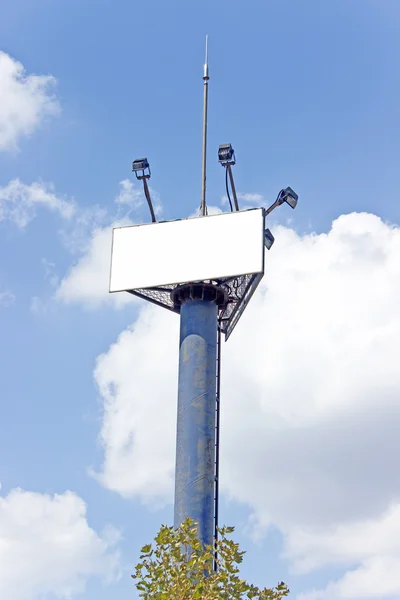 Puste billboard przeciw błękitne niebo — Zdjęcie stockowe