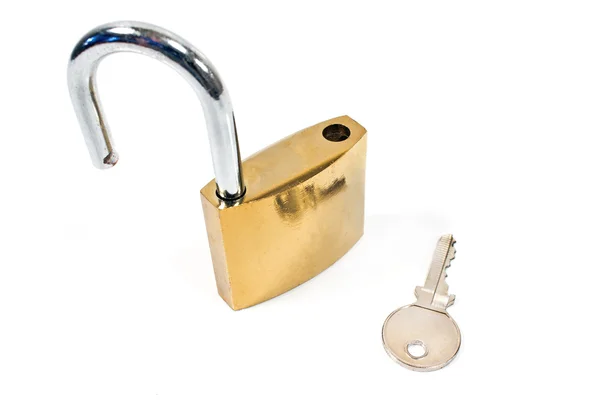 Cadeado com chave isolada em branco — Fotografia de Stock