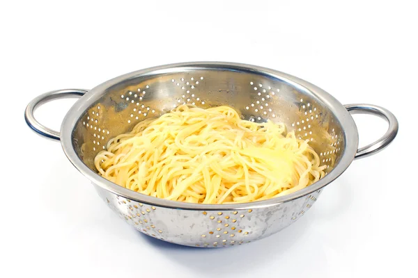 Свежеприготовленные спагетти из нержавеющей стали, изолированные на белом — стоковое фото
