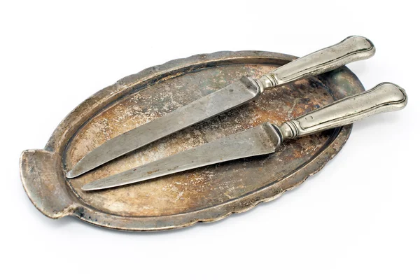 Duas facas de mesa antigas na bandeja isoladas em branco — Fotografia de Stock