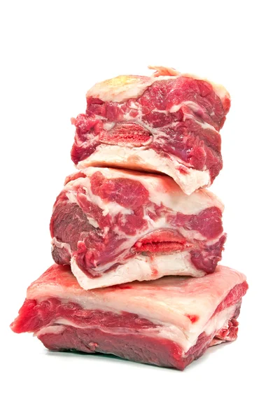 Costelas de carne crua sobre fundo branco — Fotografia de Stock