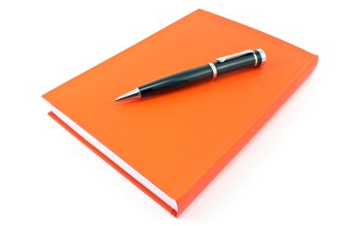 üstünde kırmızı defter üzerinde beyaz izole kalem