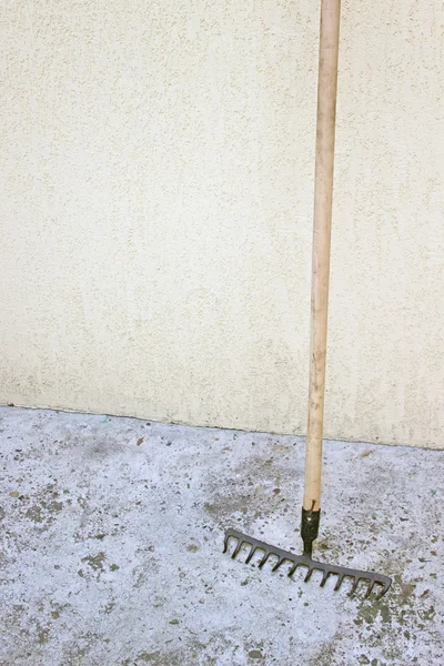 Грабли инструмент на бетонном фоне — стоковое фото