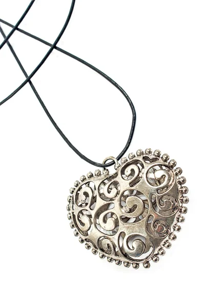 Collier pendentif coeur argent sur blanc — Photo