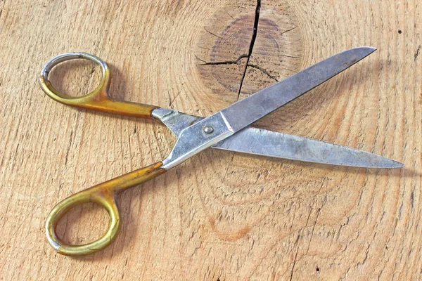 Oude roestige schaar op houten achtergrond — Stockfoto