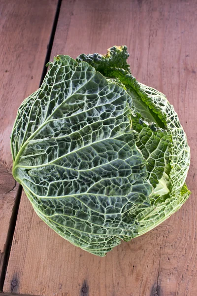 Grünkohl-Gemüse auf Holz-Hintergrund — Stockfoto