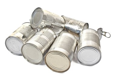 Beyaz arka plan üzerinde kullanılan teneke yığını