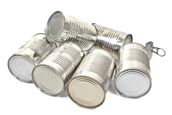 Pilha de latas usadas sobre fundo branco — Fotografia de Stock