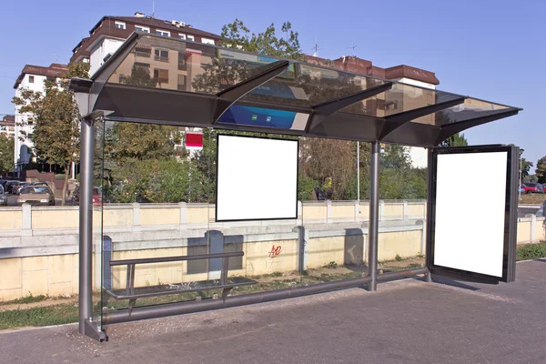 Een blanco wit bord op busstation — Stockfoto