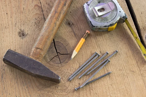 Herramientas de carpintería usadas antiguas sobre fondo de madera —  Fotos de Stock