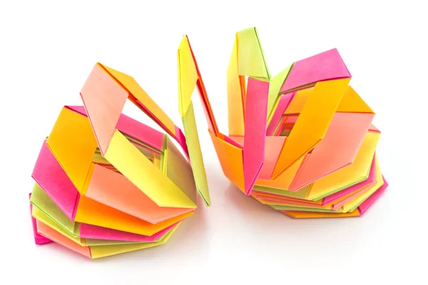 Forme di carta origami colorate isolate su bianco — Foto Stock