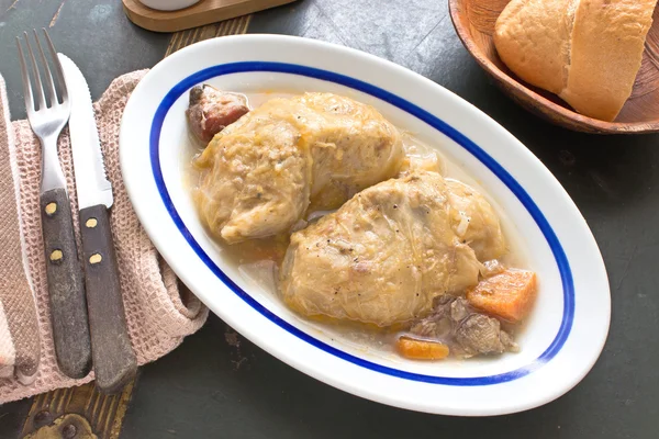 Gefüllte Kohlrouladen mit Hackfleisch im Teller — Stockfoto