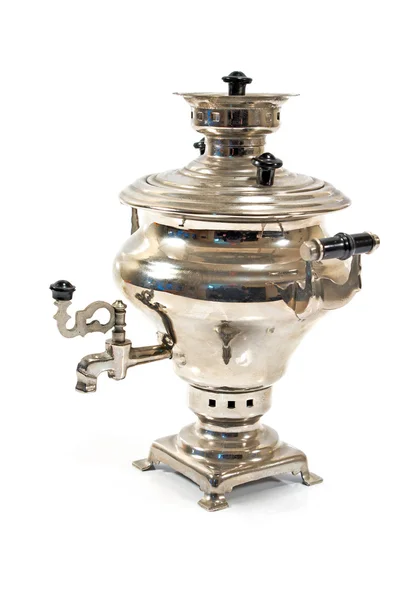 Vecchio samovar tè russo isolato su bianco — Foto Stock