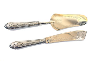 Gümüş pasta bıçağı ve üzerinde beyaz izole spatula