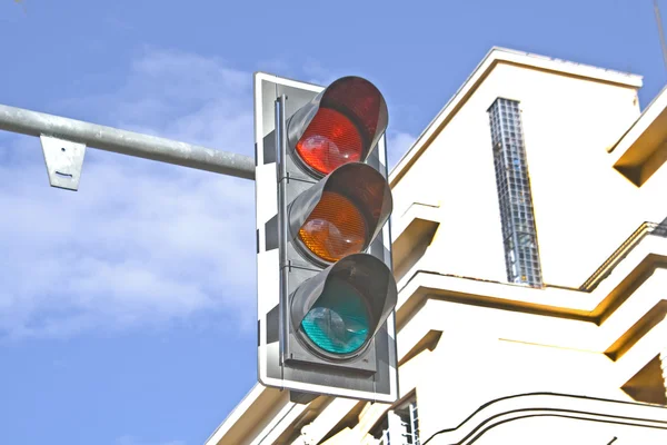 Trafikljus mot himlen bakgrunder — Stockfoto