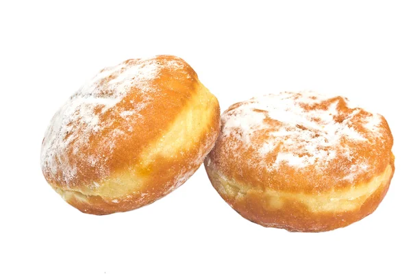 Dwa berliner pączki pudrem cukrem na białym tle — Zdjęcie stockowe