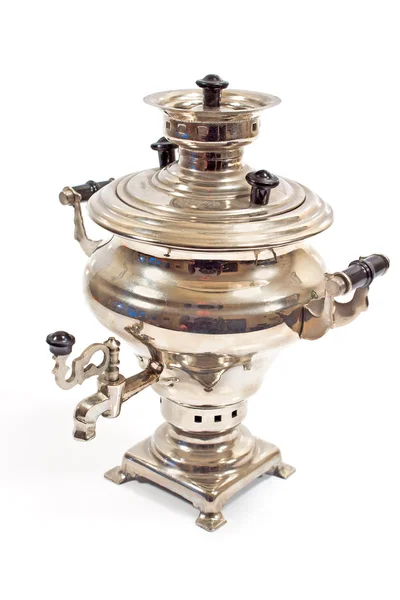 Samovar de chá russo velho isolado em branco — Fotografia de Stock