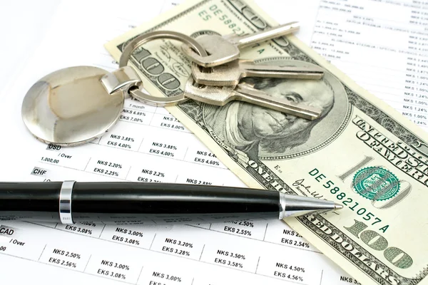 Pen and one hundred dollar bill with credit rates and house key — Stock Photo, Image