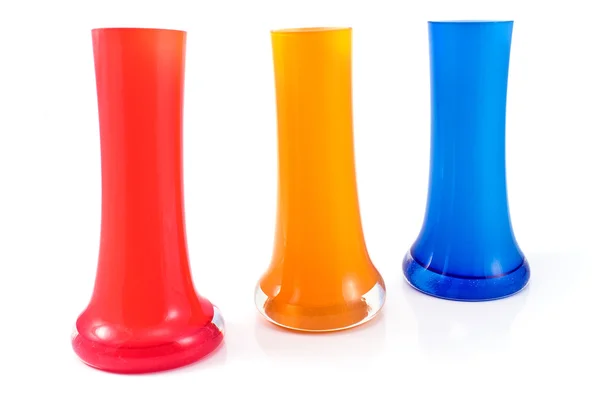 Três vasos de vidro coloridos isolados em branco — Fotografia de Stock