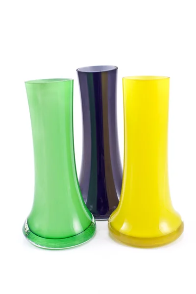 Três vasos de vidro coloridos isolados em branco — Fotografia de Stock