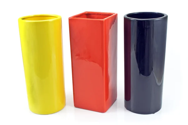 Trois vases en céramique colorés isolés sur blanc — Photo