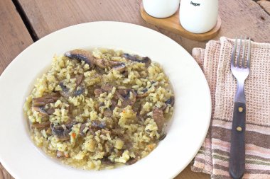 Çatal ile plaka üzerinde mantarlı risotto