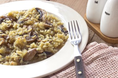 Çatal ile plaka üzerinde mantarlı risotto