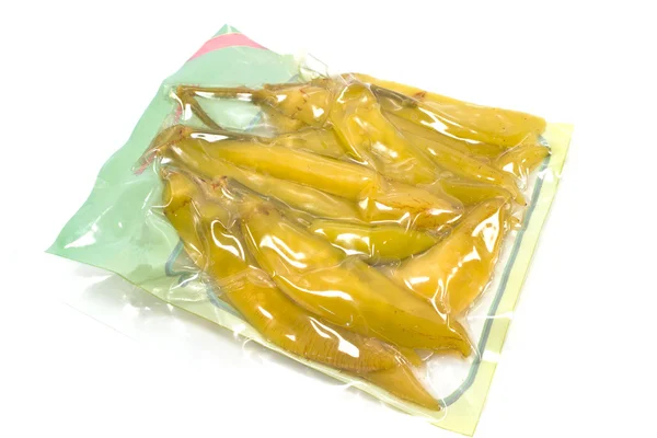 Chilischoten in Plastikverpackung auf weiß — Stockfoto