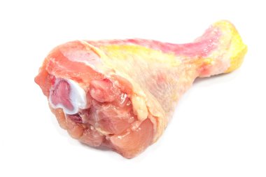 beyaz izole çiğ tavuk budu