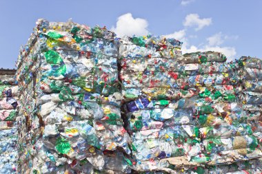 Mavi gökyüzü karşı geri dönüşüm plastik şişe yığını