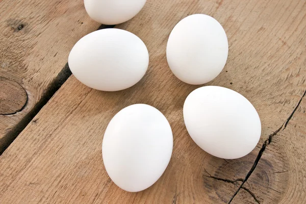 Frango ovos brancos no fundo de madeira — Fotografia de Stock