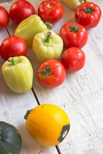 Rajčata, paprika a cuketa na bílý dřevěný povrch — Stock fotografie