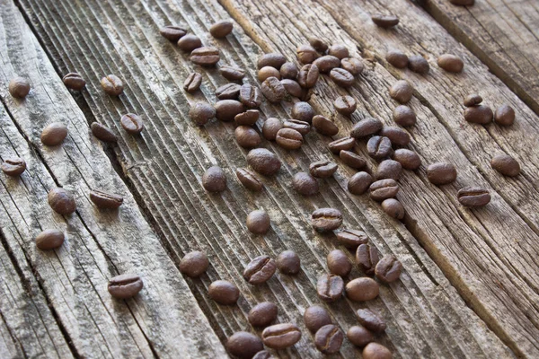 Chicchi di caffè su sfondo grunge legno — Foto Stock