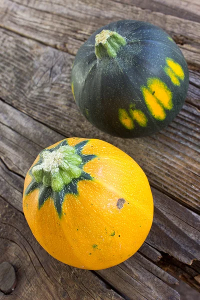 Zwei runde Zucchini auf Holzgrund — Stockfoto