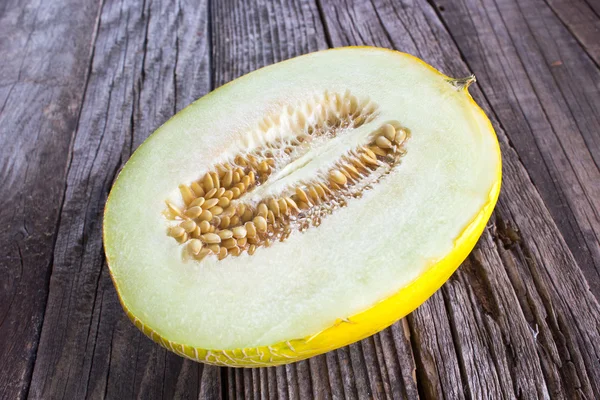 Segment van meloen meloen op houten achtergrond — Stockfoto