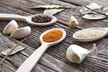 Ahşap arka planda çeşitli baharatlar