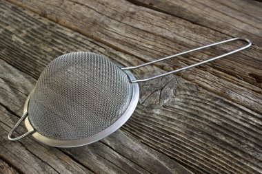  Ahşap zemin üzerine kevgir