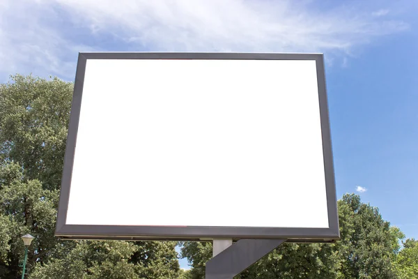 Leeg reclamebord in een park met blauwe hemel — Stockfoto