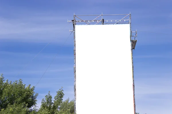 Prázdné billboard v parku s modrou oblohou — Stock fotografie