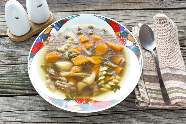 Говядина и овощной суп на деревянном фоне — стоковое фото