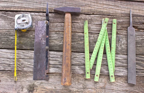 Herramientas de carpintería usadas antiguas sobre fondo de madera —  Fotos de Stock