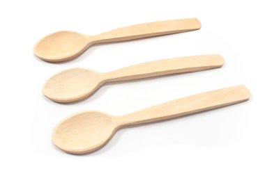 Tahta kaşıklar beyaz üzerine izole edilmiş