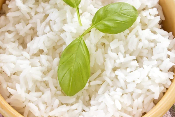 Arroz cocido en un tazón sobre la mesa —  Fotos de Stock