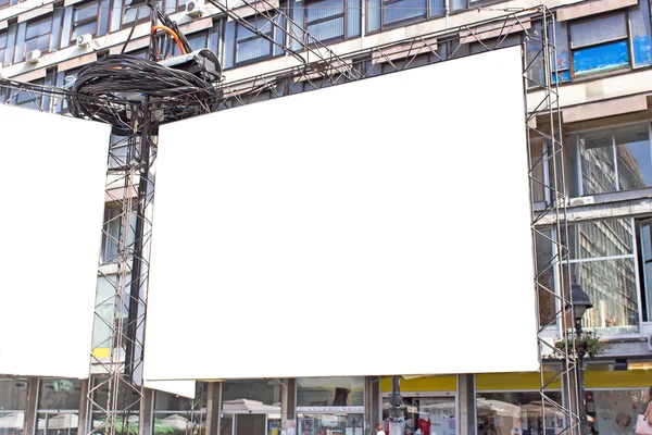 Outdoor em branco em uma rua da cidade — Fotografia de Stock